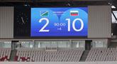 Skor 10-2 untuk kemenangan Bulgaria atas Kepulauan Solomon yang tampak di layar elektronik Stadion Utama Gelora Bung (SUGBK), Senayan, Jakarta setelah laga pertama FIFA Series 2026 pada Jumat (27/03/2026). (Bola.com/M Iqbal Ichsan)
