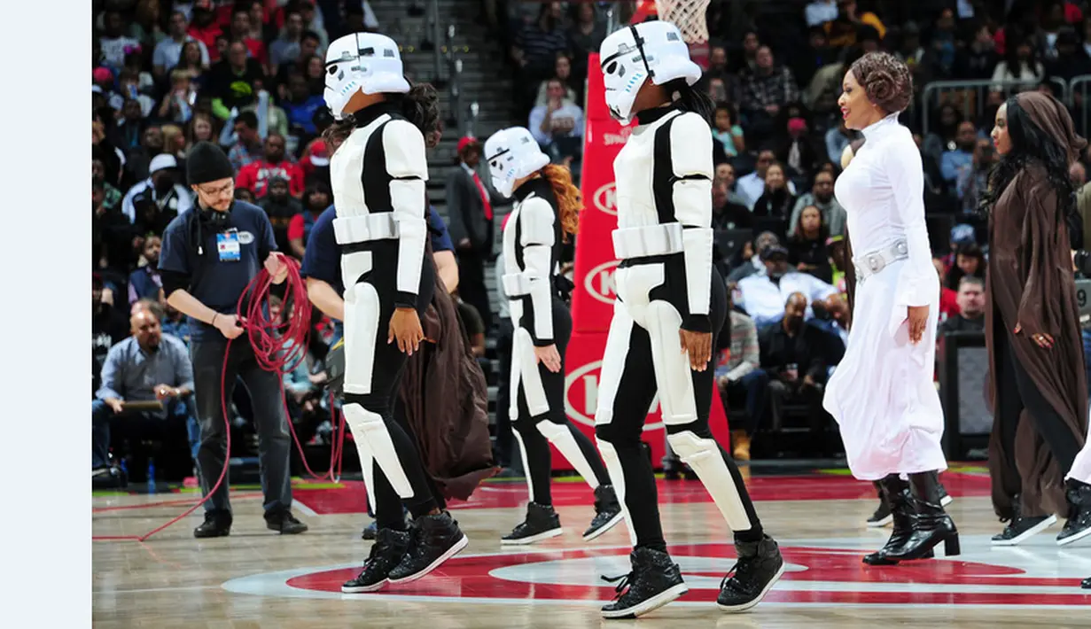 Cheerleaders tim Atlanta Hawks menghibur penonton laga basket NBA antara Atlanta Hawks melawan Philadelphia 76ers dengan memakai kostum Star Wars di Philips Arena, Atlanta, AS, Rabu (16/12/2015). (Foto via Marca.com)