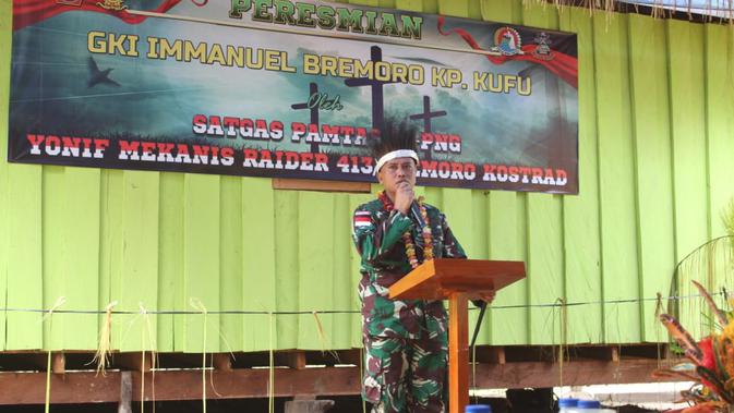 Satgas Pamtas RI-PNG Yonif Mekanis Raider 413 Bremoro berikan hadiah gereja kepada warga Perbatasan RI-PNG tepatnya di Kampung Kufu, Distrik Arso Timur Kabupaten Keerom, jelang Natal. (Liputan6.com/Pen Satgas Yonif Mekanis Raider 413/Bremoro)