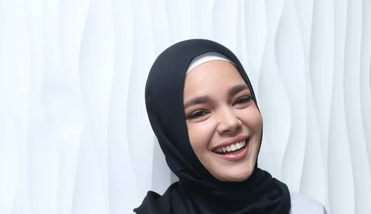 Baginya, Dewi Sandra selalu menganggap ridho suami adalah awal kelancaran dari Tuhan yang Maha Kuasa. (Andy Masela/Bintang.com)