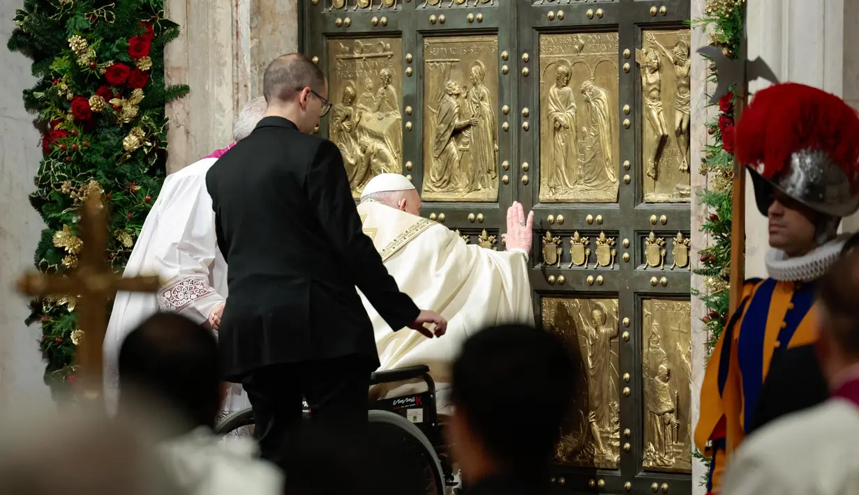 Paus Fransiskus menandai misa Natal 2024 dengan ritual istimewa pembukaan pintu suci Basilika Santo Petrus. (Remo Casilli/POOL/AFP)