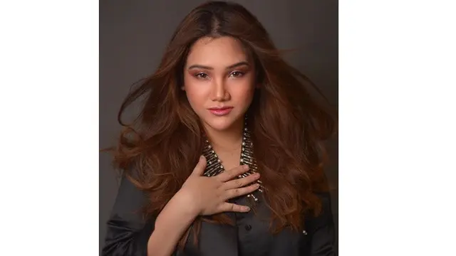 Lagu 'Tersenyumlah Indonesiaku' di Notice Jokowi, Ini 6 Potret Cantik Penyanyi Olivia Nelbra