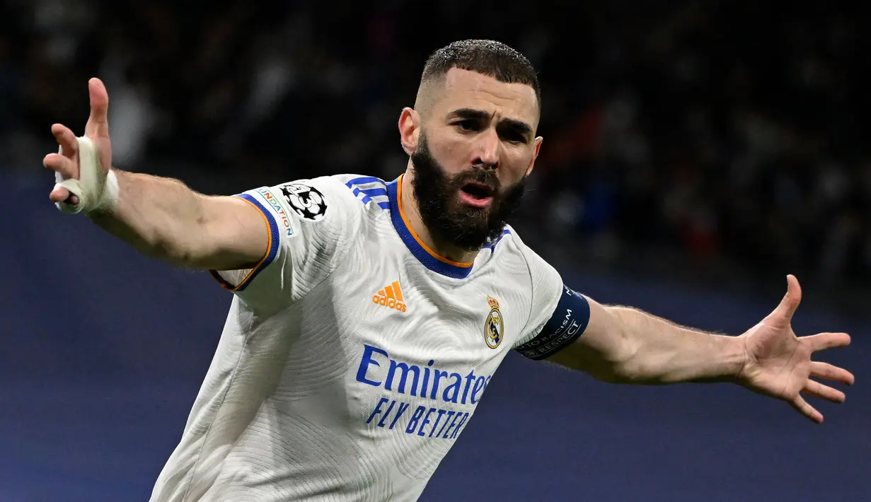 Karim Benzema benar-benar menjadi masalah utama bagi Chelsea. Usai berhasil mencetak hat trick pada leg pertama yang membuat Real Madrid unggul 3-1, Benzema kembali seabagai pencetak gol penentu kemenangan di laga leg kedua pada menit ke-96. (AFP/Pierre-Philippe Marcou)
