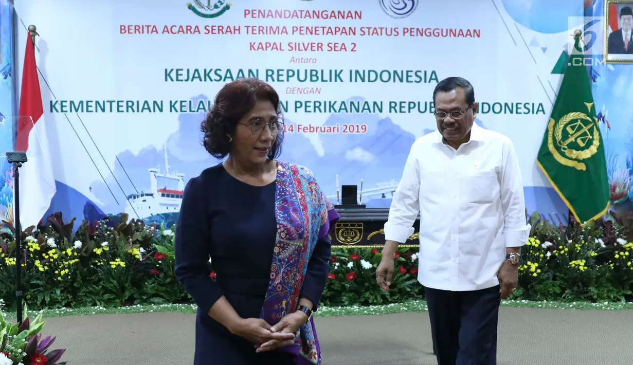 Menteri Kelautan dan Perikanan Susi Pudjiastuti dan Jaksa Agung HM Prasetyo usai serah terima kapal Silver Sea 2 (SS2) di Kejaksaan Agung, Jakarta, Kamis (14/2). Penyitaan kapal untuk memberi efek jera kepada pencuri ikan. (Liputan6.com/Immanuel Antonius)