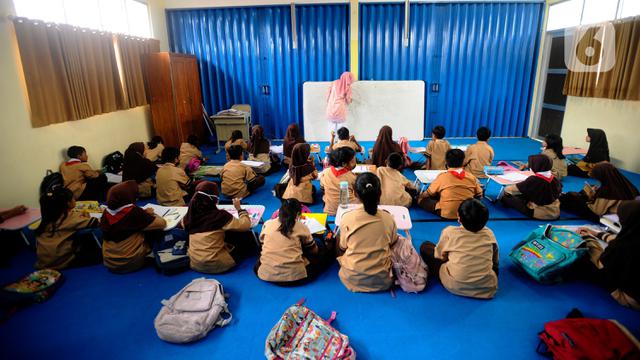 Ironi Siswa di Bogor Belajar Beralas Karpet Tanpa Meja dan Kursi