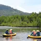 Dengan menggunakan perahu kecil atau kayak, Dohong bersama rombongan menyusuri perairan di perbatasan Kota Manado dan Kabupaten Minahasa Utara, Sulut.