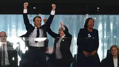 Presiden Prancis, Emmanuel Macron berselebrasi setelah timnas negaranya menang atas Belgia pada laga semifinal Piala Dunia 2018 di St Petersburg Stadium, Selasa (10/7). Prancis lolos ke final setelah mengalahkan Belgia 1-0. (Giuseppe CACACE/AFP)