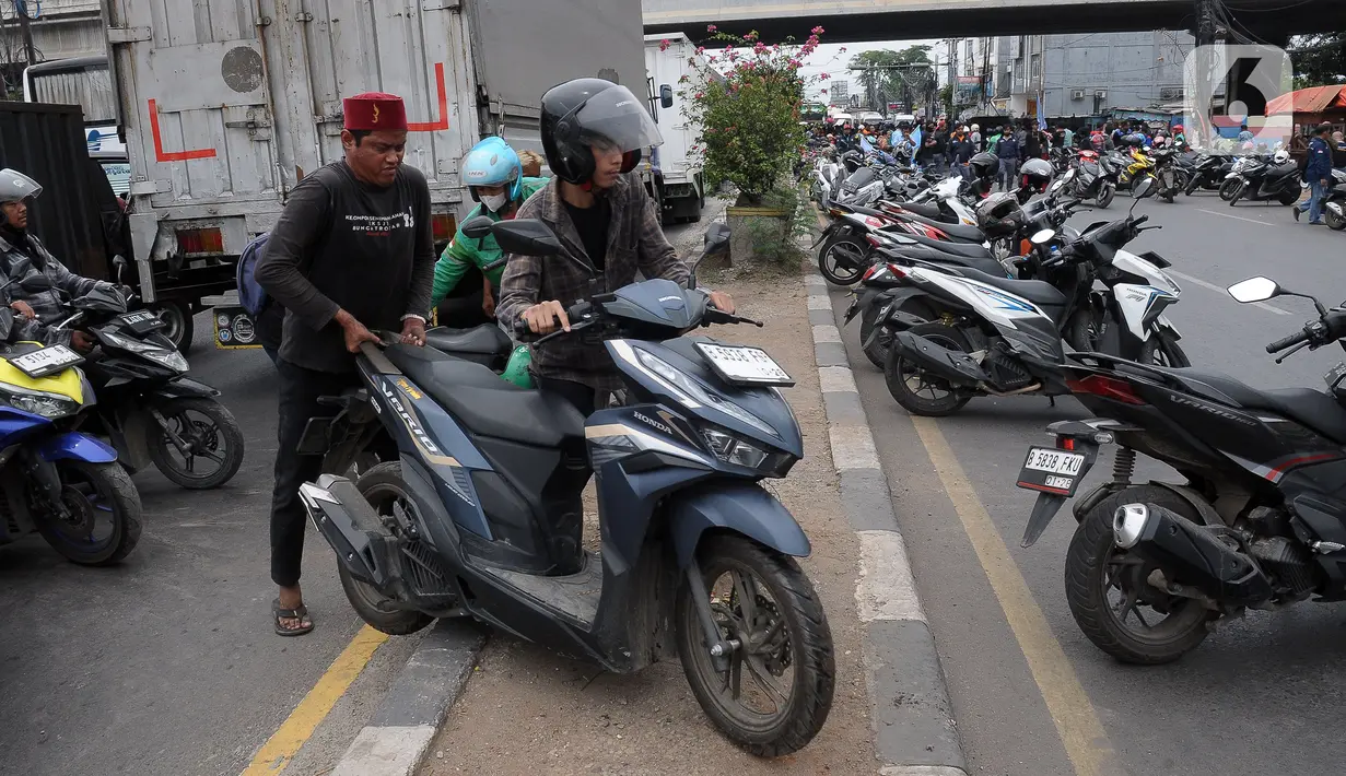 Sejumlah pengendara sepeda motor memilih untuk memutar balik dan mencari jalan alternatif. (merdeka.com/Imam Buhori)