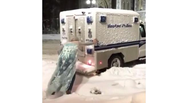 Keren, Drag Queen Berkostum Elsa Ini Tuai Pujian Karena Bantu Mobil yang Terjebak di Salju