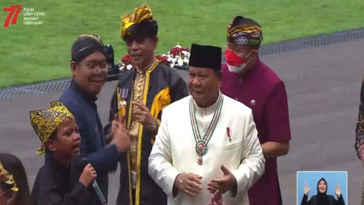 Menteri Pertahanan Prabowo Subianto ikut berjoget saat penyanyi cilik Farel Prayoga menyanyikan lagu 'Ojo Dibandingke' pada HUT ke-77 RI di halaman Istana Merdeka Jakarta, Rabu (17/8/2022) (Youtube Sekretariat Presiden)