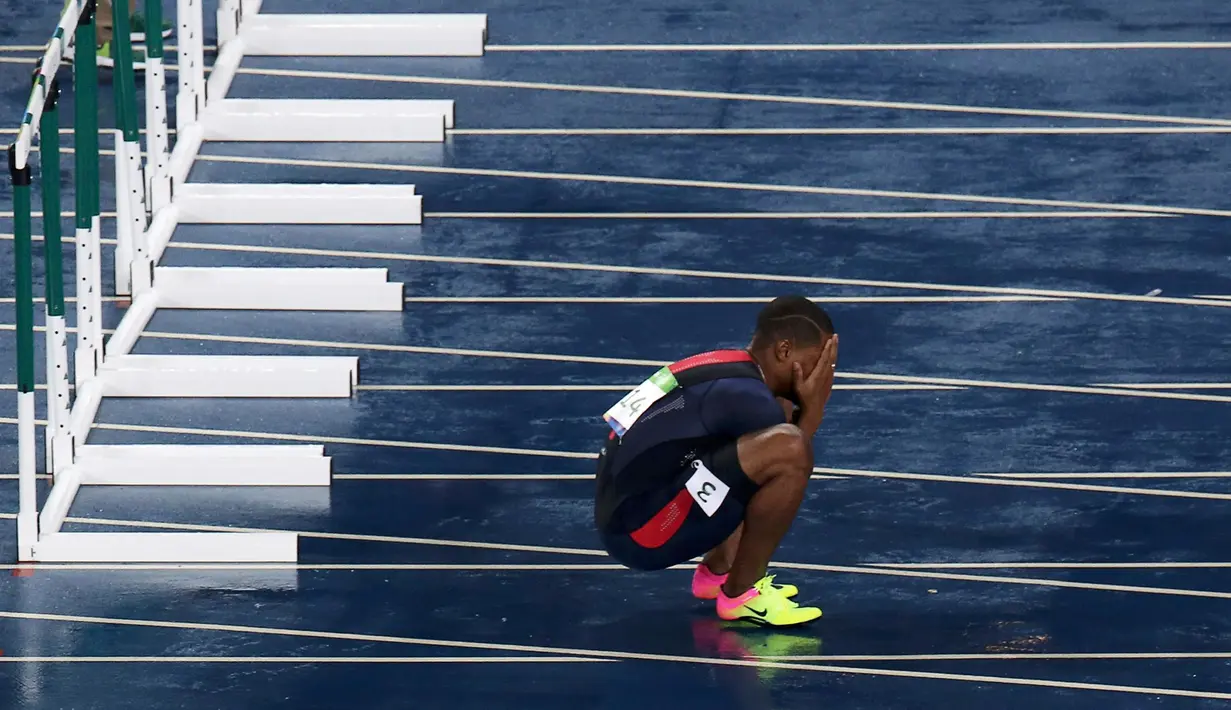 Atlet lari gawang asal Prancis, Wilhem Belocian menutup wajahnya usai didiskualifikasi akibat salah start pada Lari Gawang 110m Putaran 1 di Olympic Stadium, Rio de Janeiro, Brasil, (15/8). (REUTERS/Alessandro Bianchi)