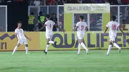 Pemain Yaman U-20, Abdulrahman Al Khader, melakukan selebrasi setelah mencetak gol ke gawang Timnas Indonesia U-20 dalam laga ketiga Grup F Kualifikasi Piala Asia U-20 2025 yang digelar di Stadion Madya, Jakarta, Minggu (29/9/2024). (Bola.com/M Iqbal Ichsan)