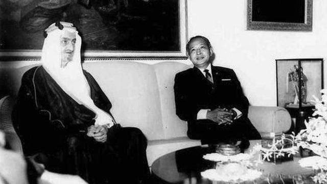 Raja Faisal berkunjung ke Indonesia 47 tahun sebelum Raja Salman. (Soeharto.co)