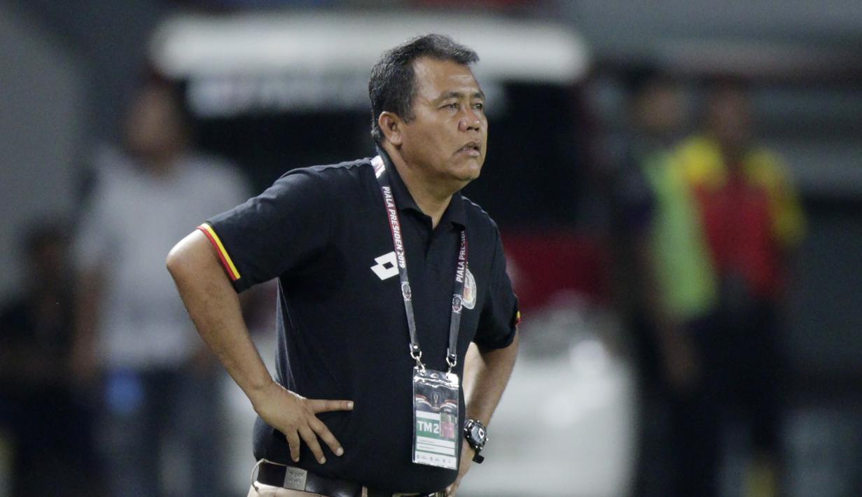 Pelatih Semen Padang, Syafrianto Rusli, saat melawan Bali United, pada laga Piala Presiden 2019 di Stadion Patriot, Jawa Barat, Senin (11/3). Bali United menang 2-1 atas Semen Padang. (Bola.com/M Iqbal Ichsan)