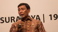 Ketum PBSI, Wiranto, memberikan keterangan saat jumpa pers Djarum Superliga 2017 di Hotel Kempinski, Jakarta, Rabu (11/1/2017). Tahun ini Djarum Superliga akan berlangsung pada 19-26 Februari di GOR DBL Arena. (Bola.com/Vitalis Yogi Trisna)