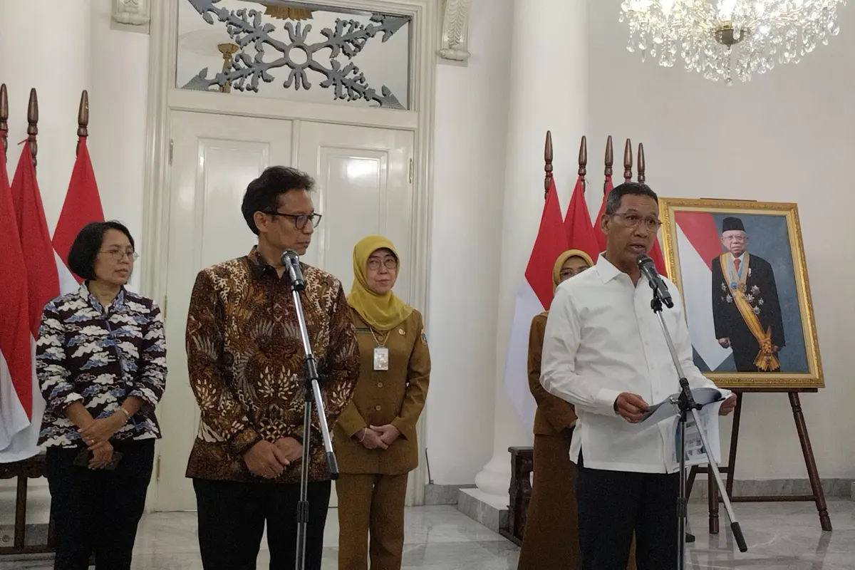 Penjabat (Pj) Gubernur DKI Jakarta Heru Budi Hartono bersama Menteri Kesehatan (Menkes) RI Budi Gunadi Sadikin usai menggelar Rapat Koordinasi di Balai Kota DKI Jakarta, Senin (24/7/2023).