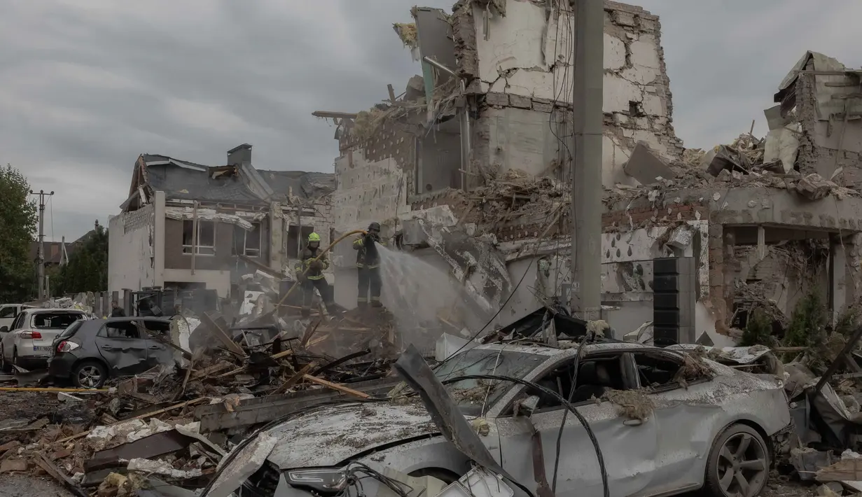 Serangan udara Rusia tersebut melibatkan lebih dari  500 pesawat tak berawak atau drone dan 40 rudal. (Roman PILIPEY/AFP)