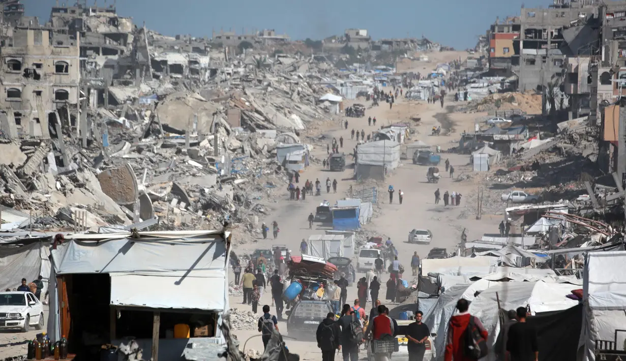 Warga Palestina membawa barang-barang mereka saat meninggalkan Kota Gaza pada 16 Mei 2025. (Bashar TALEB/AFP)