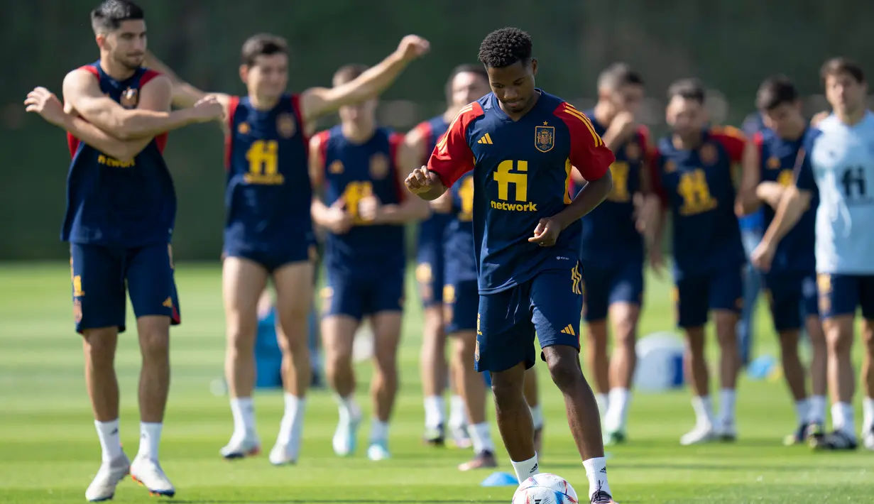 Pemain Spanyol Ansu Fati berlatih di Universitas Qatar, Doha, Qatar, Selasa (29/11/2022). Spanyol akan melawan Jepang dalam pertandingan Grup E Piala Dunia 2022 pada 1 Desember mendatang. (AP Photo/Julio Cortez)