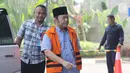 Bupati Lampung Selatan nonaktif Zainudin Hasan tiba di gedung KPK, Jakarta, Sabtu (15/8). Zainudin Hasan diperiksa sebagai tersangka terlibat menerima suap terkait proyek infrastruktur di wilayah Kab Lampung Selatan. (Merdeka.com/Dwi Narwoko)