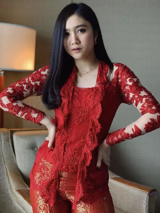 Kebaya merah berbordir dipadukan celana songket oleh Febby. Membuat tampilannya cukup berbeda. [Instagram/@febbyrastanty]