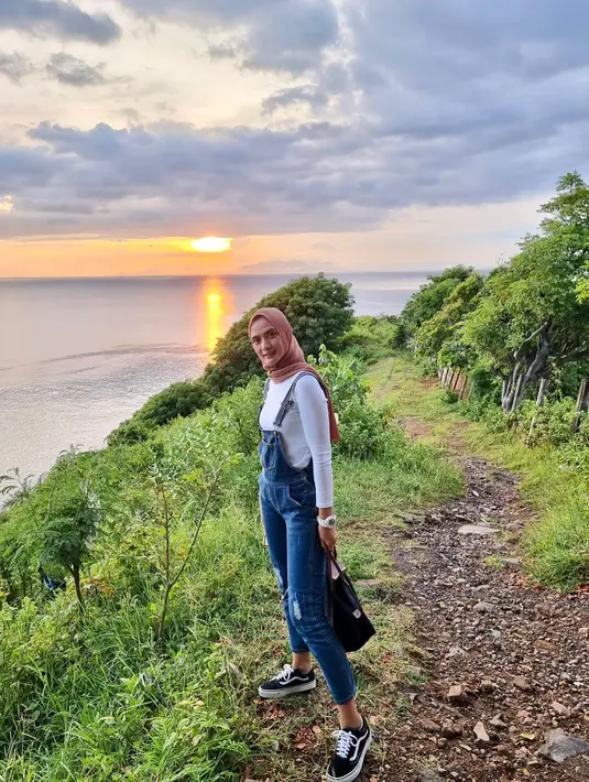 Baginya, usia hanya sebatas pertambahan angka. Namun soal penampilan dan parasnya, Ade Maya masih seperti usia 20-an. (Instagram/mayamaula9)