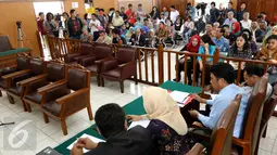 Istri dan anak Irman, Liestyana Rizal dan Irviandari Alestya Gusman turut menghadiri sidang praperadilan yang diajukan Irman Gusman di PN Jakarta Selatan, Selasa (25/10). Sidang beragenda pembacaan permohonan oleh pihak pemohon (Liputan6.com/Helmi Afandi)