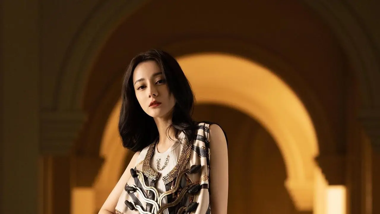 Potret Feminin Dilraba Dilmurat dalam Balutan Busana dari Louis Vuitton