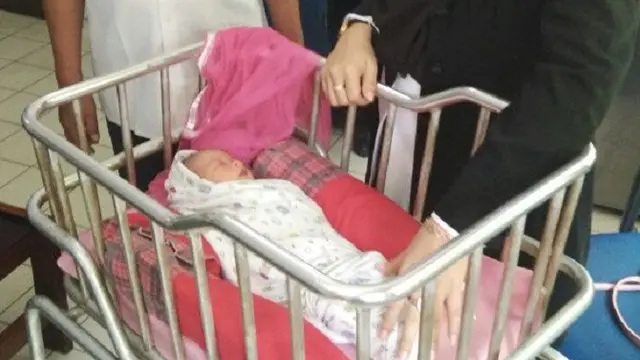 Bayi Baru Lahir Dibuang di Pinggir Jalan Duren Sawit. (Liputan6.com/Rezki Aprilia)