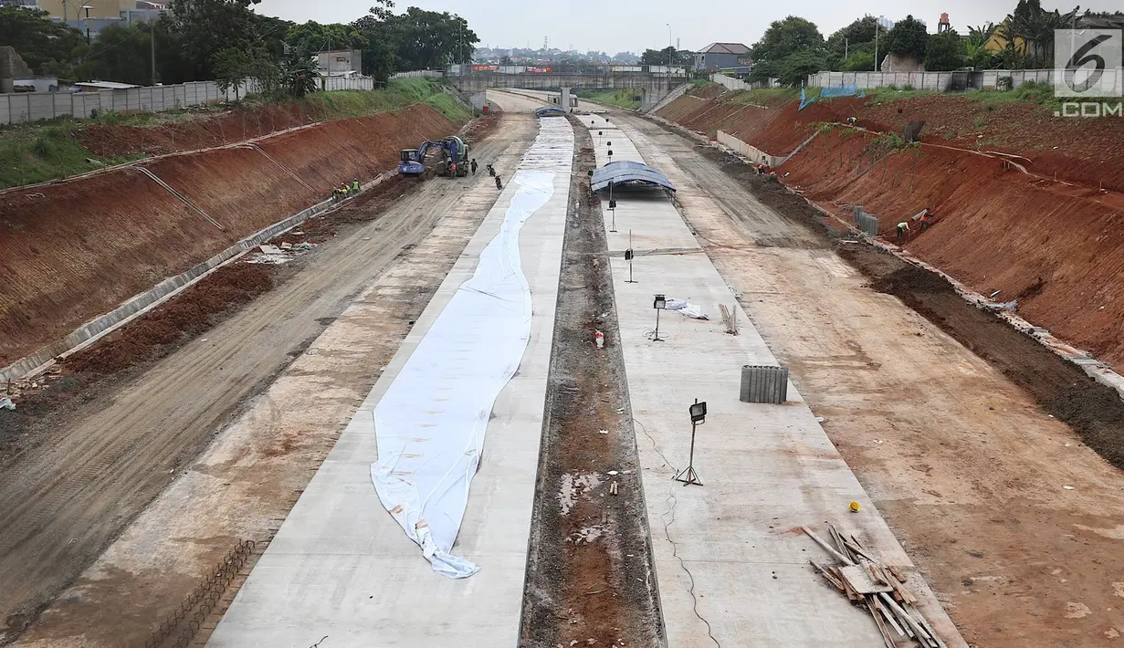 Pekerja beraktivitas di lokasi proyek Tol Cijago Seksi II di Depok, Jawa Barat, Rabu (27/2). Pengelola Jalan Tol Cijago PT Translingkar Kita Jaya (TLKJ) menargetkan seksi II jalan tol itu dapat beroperasi pada April 2019. (Liputan6.com/Immanuel Antonius)