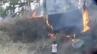 Seorang petugas hutan bersama 3 warga terjebak saat memadamkan kebakaran di Gunung Lawu, hingga ribuan petasan di Tiongkok diledakkan.