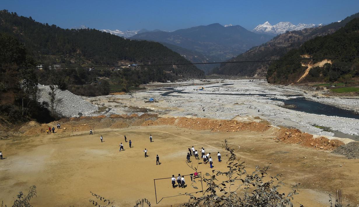 Lapangan di Bahuneypati, Sindhupalchok, Nepal ini berdekatan dengan aliran sungai besar. Dari lapangan ini kita bisa melihat pemandangan indah gunung-gunung dan dapat ditempuh sekitar 70 kilometer  dari kota Kathmandu. (AFP/Prakash Mathema)