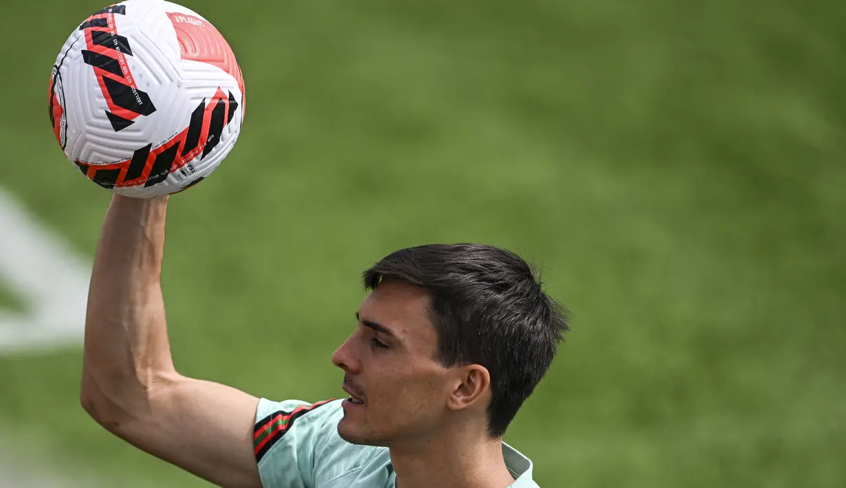 Para pemain timnas Portugal menghadiri sesi latihan di kamp pelatihan "Cidade do Futebol" di Oeiras, pinggiran Lisbon, Rabu (8/6/2022). Portugal akan menjamu Republik Ceko pada matchday 3 Grup 2 UEFA Nations League A 2022/2023 di Estadio Jose Alvalade, Jumat 10 Juni 2022 dini hari WIB. (PATRICIA DE MELO MOREIRA / AFP)
