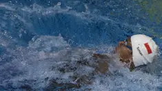 Perenang Indonesia, Siman Sudartawa, meraih emas nomor 50 meter gaya punggung pada SEA Games di National Aquatic, Kuala Lumpur, Senin (21/8/2017). Siman memecahkan rekor SEA Games dengan waktu 25,20 detik. (Bola.com/Vitalis Yogi Trisna)