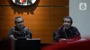 Wakil Ketua KPK Alexander Marwata (kiri) bersama Deputi Pencegahan KPK Pahala Nainggolan (kanan) memberikan keterangan hasil kajian Program Kartu Prakerja, di Gedung KPK, Jakarta, Kamis (18/6/2020). (merdeka.com/Dwi Narwoko)