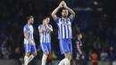 Pemain Brighton, Shane Duffy memberikan saalam kepada fans usai melawam Tottenham pada lanjutan Premier League di AMEX Stadium, Brighton, (17/4/2018). Tottenham bermain imbang 1-1 lawan Brighton. (Gareth Fuller/PA via AP)