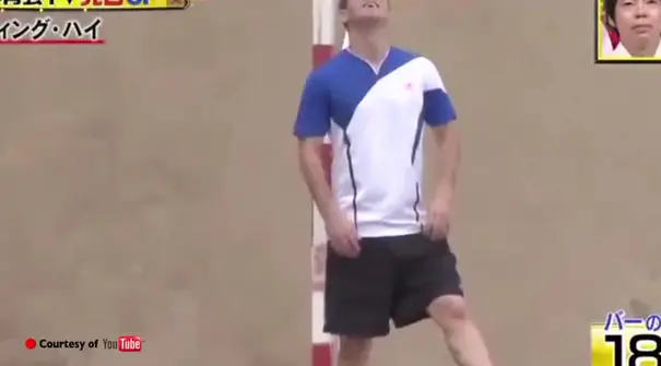 Video Lionel Messi yang berhasil melewati tantangan mengontrol bola setelah ditendang sendiri olehnya setinggi 18 meter.