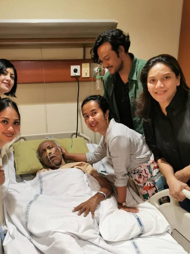 Chris Pattikawa bersama personel Be3. (Foto: Dok. Instagram @widimulia)