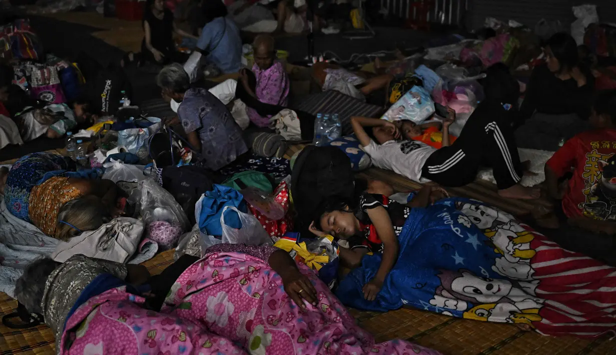Otoritas Thailand mengatakan sedikitnya 12 orang tewas ketika kedua belah pihak bertempur dengan tank, artileri, dan pasukan darat di wilayah perbatasan yang disengketakan. (Lillian SUWANRUMPHA/AFP)