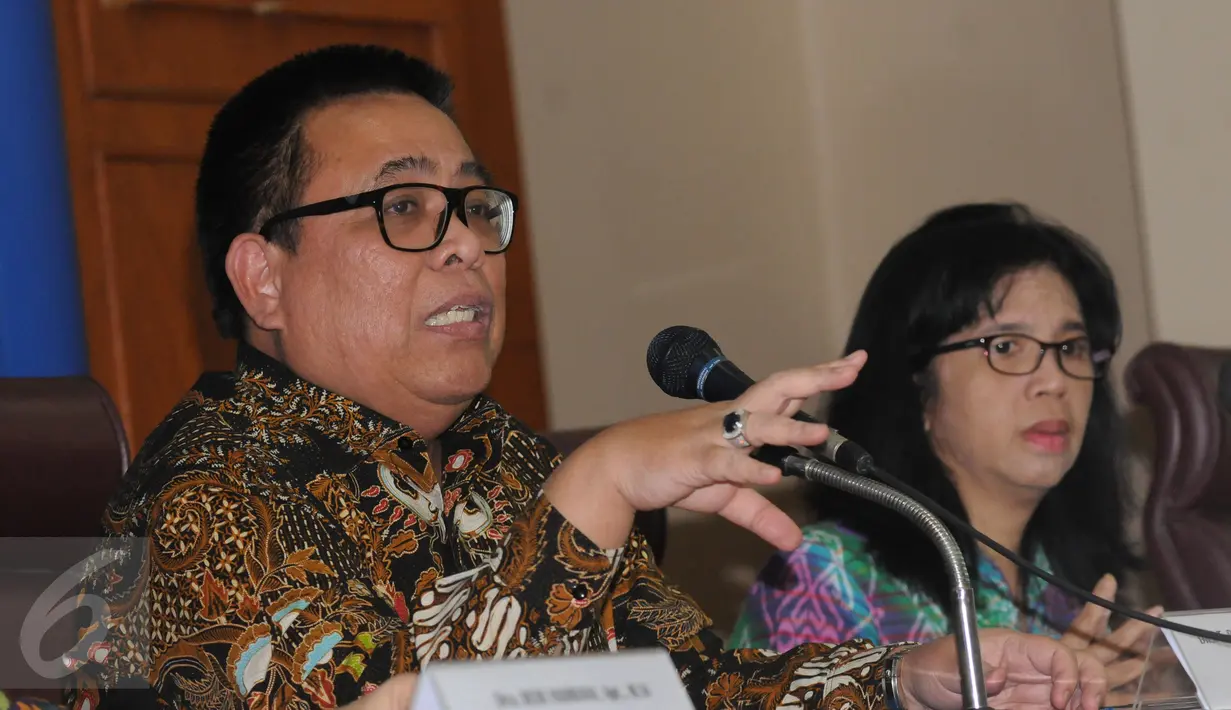 Plt Kepala Badan BPOM, Bahdar Johan H (kiri) bersiap menjawab pertanyaan terkait temuan vaksin palsu di Gedung BPOM, Jakarta, Selasa (28/6). BPOM meminta maaf atas luputnya pengawasan produk kesehatan tersebut. (Liputan6.com/Helmi Fithriansyah)