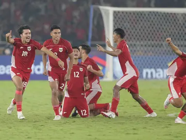 Pemain Timnas Indonesia saat merayakan kemenangan atas Thailand di babak Semifinal Piala AFF U-23 2025 di Stadion Utama Gelora Bung Karno (SUGBK) Jakarta, Jumat (25/7/2025). (Liputan6.com/Helmi Fithriansyah)