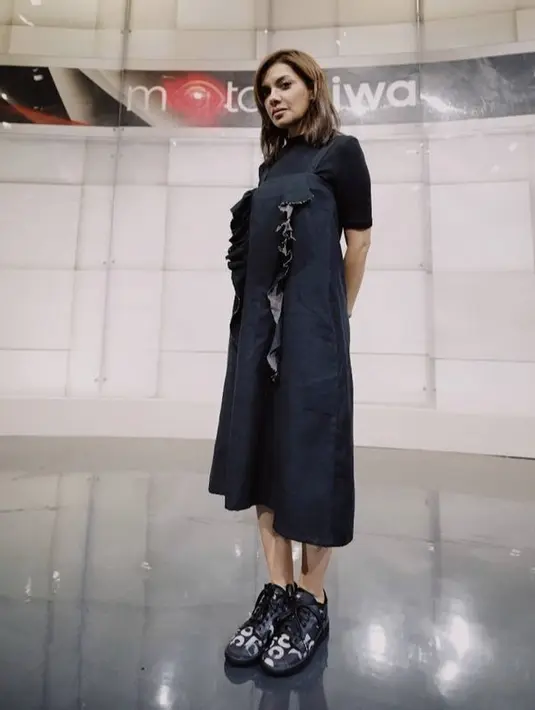 Slit dress pun bisa digunakan sebagai outer seperti yang dikenakan Najwa ini, ia memadukannya menggunakan dalam high nech tshirt hitam, dengan alas kaki sneakers hitam. Instagram @najwashihab