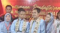 Pasangan Calon Wali dan Wakil Walikota Depok, Supian dan Chandra mendaftarkan diri ke KPUD Kota Depok. (Liputan/Dicky Agung Prihanto)