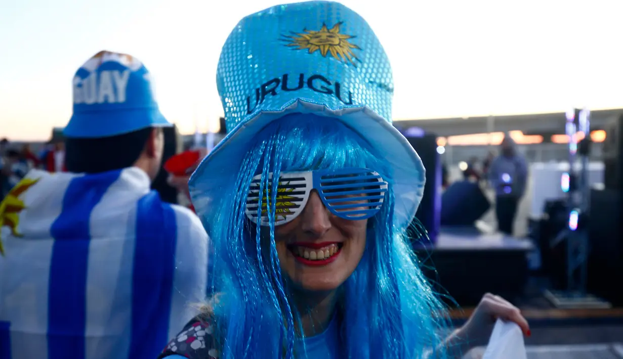 Suporter Uruguay berpose sebelum dimulainya pertandingan sepak bola Grup C Copa America 2019 antara Uruguay dengan Jepang di Arena Gremio, Porto Alegre, Brasil, Kamis (20/6/2019). (AP Photo/Edison Vara)
