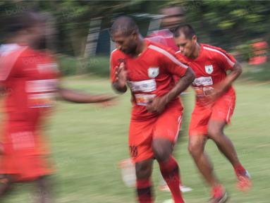 Para pemain Persipura Jayapura berlatih di Lapangan Sutasoma 77 Halim Perdanakusuma, Jakarta, Selasa (3/1/2017). Latihan ini dilakukan sebagai persiapan jelang laga eksebisi melawan Persib Bandung. (Bola.com/Vitalis Yogi Trisna)