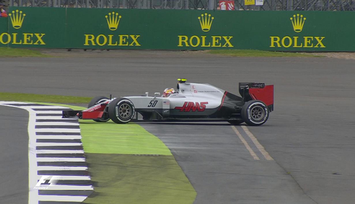 Pebalap rookie Haas F1, Charles Leclerc, melintir saat latihan bebas pertama F1 GP Inggris di Sirkuit Silverstone, Inggris, Jumat (8/7/2016). (Bola.com/Twitter/F1)