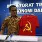 Direktur Tindak Pidana Ekonomi dan Khusus Bareskrim Polri Brigjen Pol Agung Setya menunjukkan kaos palu arit. (Liputan6.com/Johan Tallo)