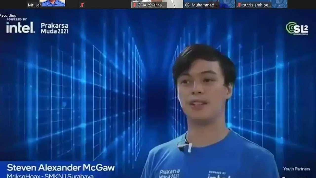 Siswa SMKN 1 Surabaya Steven Alexander Saat menjelaskan program Mriksohoax. (Dian Kurniawan/Liputan6.com)