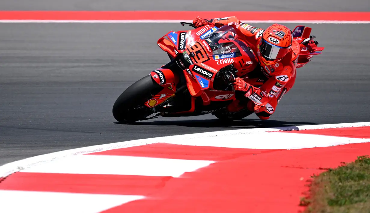 Ducati Racer, Marc Maruqez mendorong sepeda motornya selama sesi pelatihan gratis Mandalika 2025 di Sirkuit Internasional Mandalika, Lombok, NTB, Jumat (3/10/2025). (AFP/Sonny Tumbaleka)