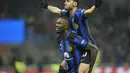 Gelandang Inter Milan Hakan Calhanoglu (atas) berselebrasi bersama Marcus Thuram setelah mencetak gol kedua timnya ke gawang Frosinone dalam duel pekan ke-12 Serie A 2023/2024 di Giuseppe Meazza, Senin (13/11/2023) dini hari WIB. (AP Photo/Luca Bruno)